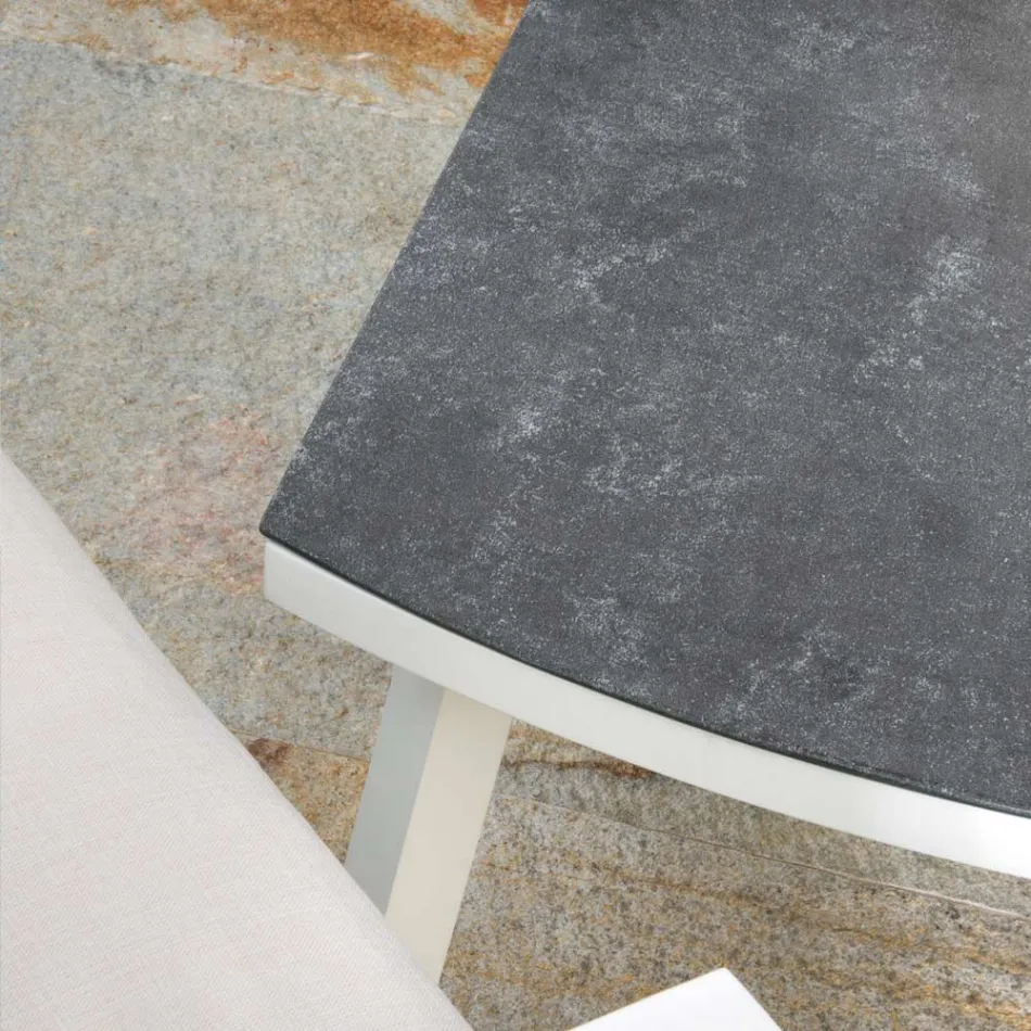 Salon zewnętrzny z białego aluminium i kremowymi poduszkami - Relaz Viadurini