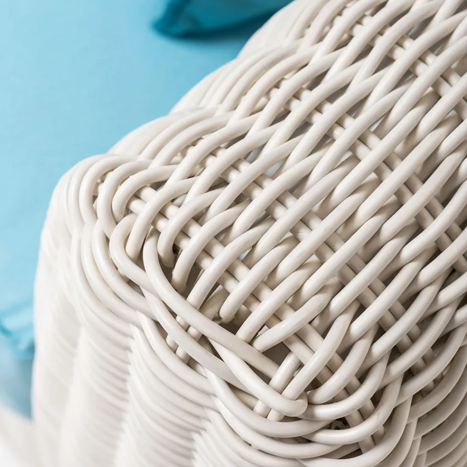 Salon na świeżym powietrzu z polirattanu i niebieskich poduszek – Charlie Viadurini