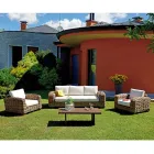 Rattanowy salon z drewnianym stolikiem kawowym i poduszkami - Hugues Viadurini