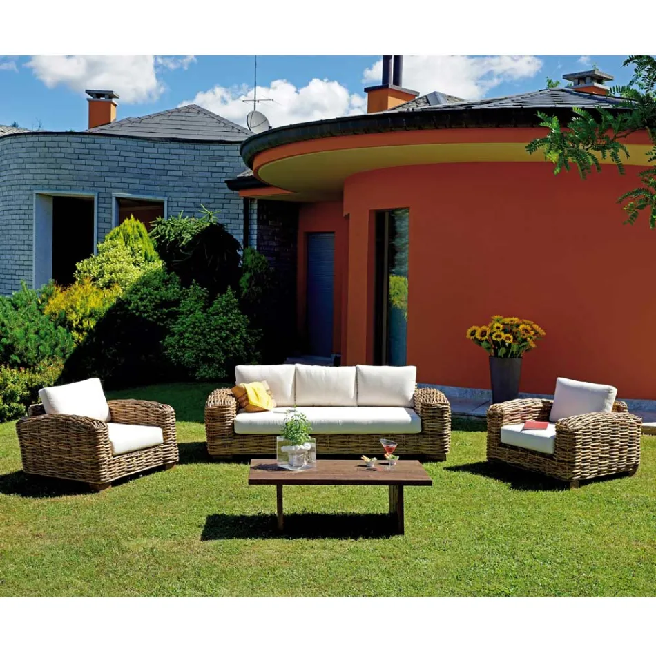 Rattanowy salon z drewnianym stolikiem kawowym i poduszkami - Hugues Viadurini