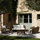 Salon z polirattanu marki REHAU w różnych wykończeniach i białych poduszkach - Madness Viadurini