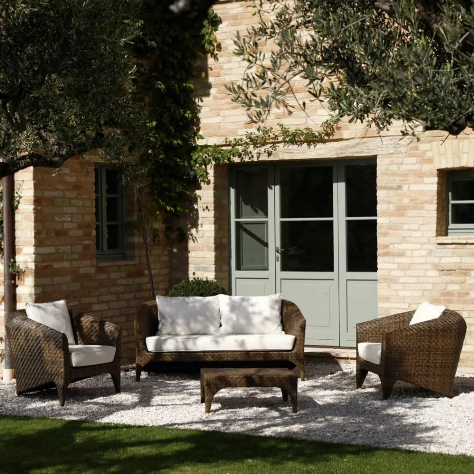 Salon z polirattanu marki REHAU w różnych wykończeniach i białych poduszkach - Madness Viadurini