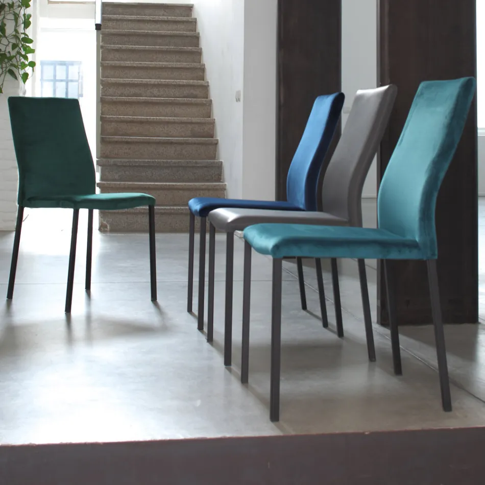 Krzesło kuchenne z metalowymi nogami i aksamitnym siedziskiem, 4 sztuki - Darvina Viadurini