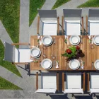 Krzesło ogrodowe do ustawiania w stos z białego aluminium z podłokietnikami - Lyonel Viadurini