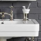 Zestaw kąpielowy z podwójną konsoli w białej ceramiki o strukturze liniowej Viadurini