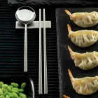 Zestaw składający się z łyżki do owoców, pałeczek i podstawki na sztućce - Osaka Viadurini