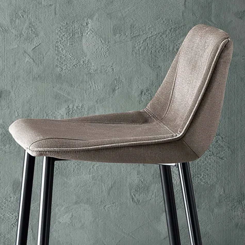 Stołek z metalowymi nogami i siedziskiem z tkaniny skorupowej Made in Italy - Hinata Viadurini