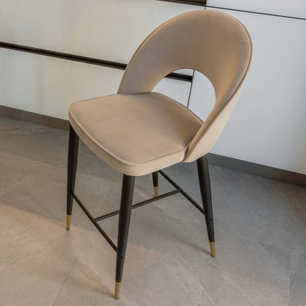 Stołek do salonu z metalową konstrukcją i końcówkami z galwanicznego mosiądzu - Sergei Viadurini