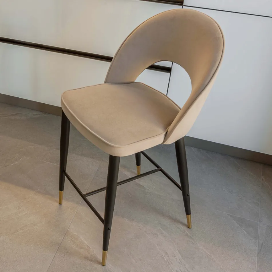 Stołek do salonu z metalową konstrukcją i końcówkami z galwanicznego mosiądzu - Sergei Viadurini