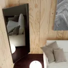 Lustro ścienne z otwieranymi drzwiami i wieszakami na ubrania Made in Italy - Boro Viadurini