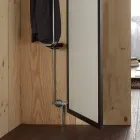 Lustro ścienne z otwieranymi drzwiami i wieszakami na ubrania Made in Italy - Boro Viadurini