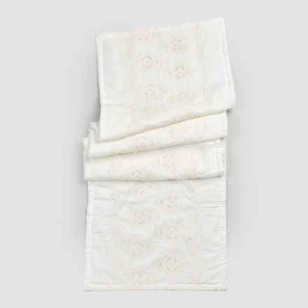 Prostokątny dywanik łazienkowy z naturalnego białego lnu z gotyckim haftem - Muriel Viadurini