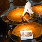 Nowoczesny wysoki stolik kawowy ze szklanym blatem i drewnem Bigo 1 Viadurini