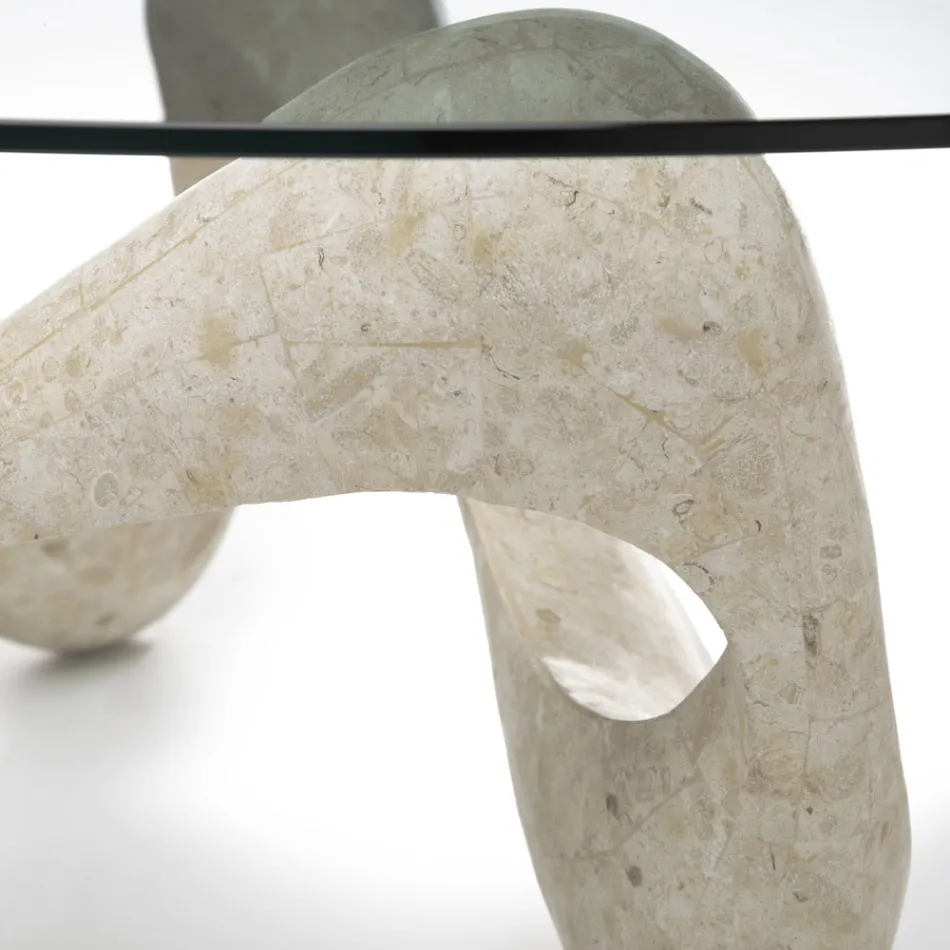 Stolik kawowy ze szklanym blatem i podstawą z kamienia kopalnego - Kalifornia Viadurini