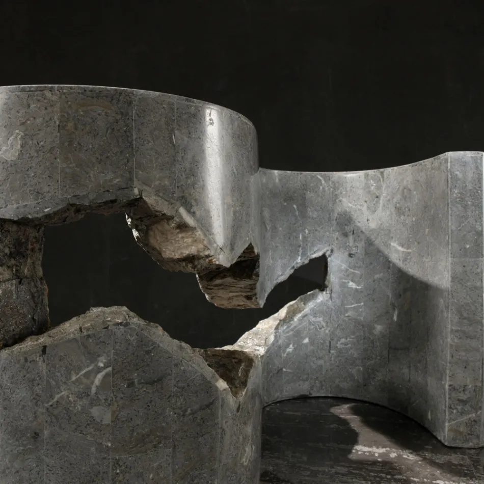 Stolik kawowy ze szkła hartowanego z podstawą z kamienia kopalnego - Jordan Viadurini