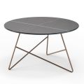 Okrągły metalowy stolik kawowy z blatem ze szkła z efektem marmuru - Magali