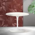 Okrągły stolik kawowy Saarinen Tulip H 41 cm z matowej ceramiki Florim Statuario w kolorze szkarłatnym