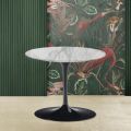 Stolik kawowy Tulip Eero Saarinen H 39 z okrągłym blatem z marmuru arabeskowego - szkarłatny