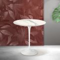 Stolik kawowy Saarinen Tulip H 52 cm z matowej ceramiki Florim Statuario w kolorze szkarłatnym
