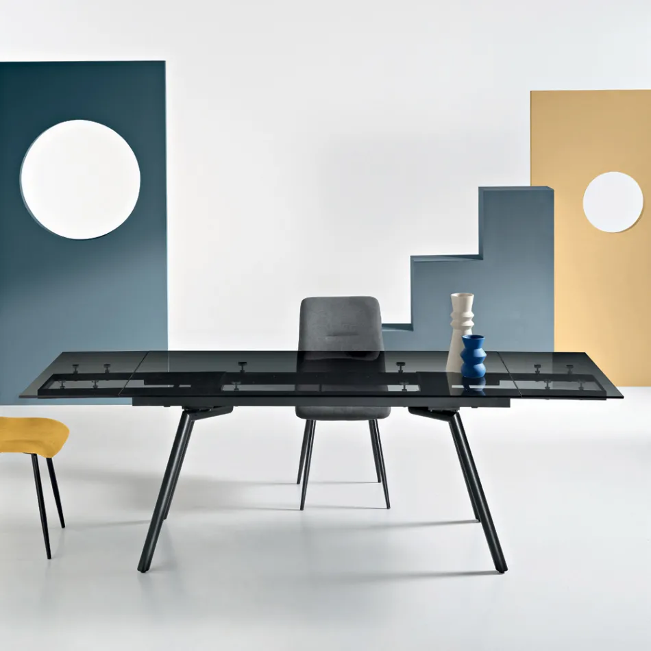 Rozkładany stół 160/240x91 cm ze szkła dymionego i czarnej metalowej podstawy - kolumna Viadurini