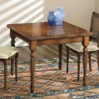 Rozkładany stół i 2 krzesła z patynowanego orzecha włoskiego Made in Italy - Biotite Viadurini