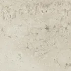 Stół z drewnianą podstawą i jasnym ceramicznym blatem z trawertynu - Infinity Viadurini