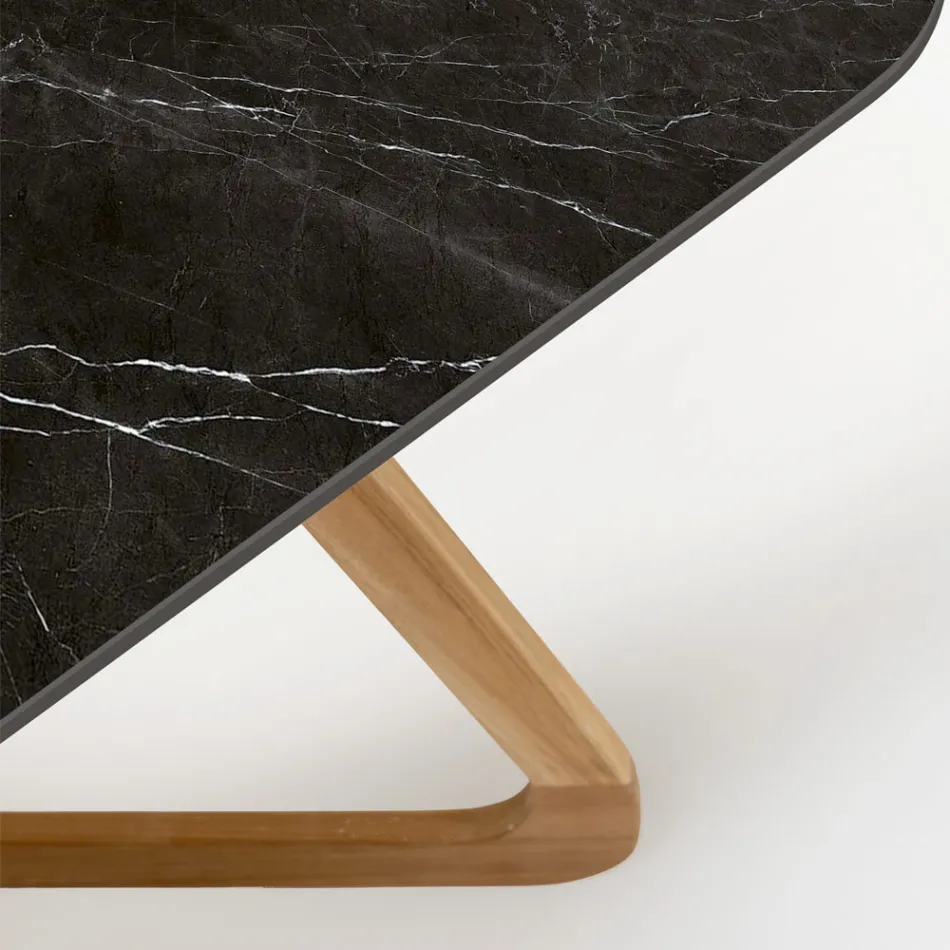 Stół ogrodowy z drewnianą podstawą i ceramicznym blatem Marquinia w kolorze czarnym - Infinity Viadurini