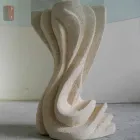 Okrągły stół w kamieniu ze szklanym blatem Kadmosa Viadurini