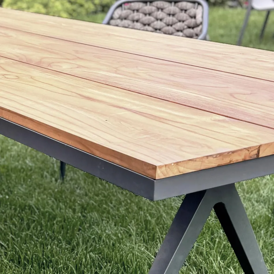 Stały stół ogrodowy 220x100 cm z aluminium i litego drewna tekowego - Nara Viadurini