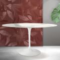 Owalny stół Tulip Saarinen H 74 cm z matowej ceramiki Statuario Florim w kolorze szkarłatnym