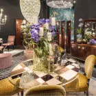 Okrągły stół Modeno ze szklanym blatem i drewnianymi wkładami Ozzy Viadurini