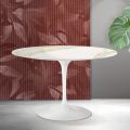 Okrągły stół Saarinen Tulip H 74 cm z ceramiki Florim Calacatta Gold Matt - Scarlet