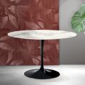 Okrągły stół Saarinen Tulip H 74 cm z matowej ceramiki Florim Statuario w kolorze szkarłatnym