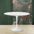 Eero Saarinen Stolik Tulip H 74 Okrągły z blatem z marmuru Carrara Made in Italy - Szkarłatny