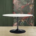 Stolik Tulip Saarinen H 74 z owalnym blatem z marmuru karraryjskiego Made in Italy - Scarlet