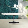 Stół Saarinen Tulip H 74 cm rozkładany z ceramiki Florim Calacatta Gold Gloss w kolorze szkarłatnym
