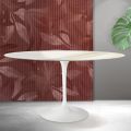 Stolik Saarinen Tulip H 74 cm okrągły z ceramiki matowej Florim Calacatta Gold w kolorze szkarłatnym
