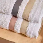 Ręcznik prysznicowy z frotte bawełnianej z podwójną falbaną z perkalu bawełnianego - Serenity Viadurini