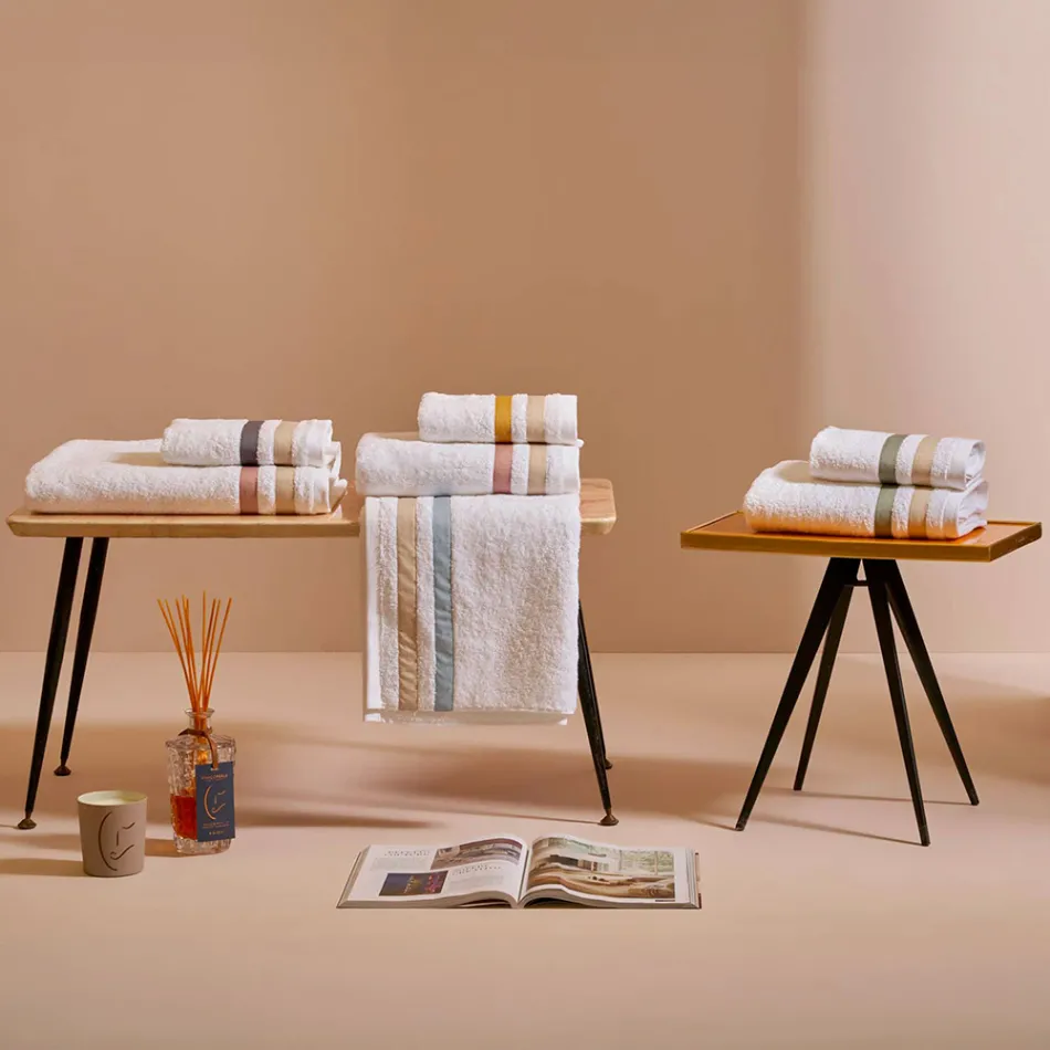 Ręcznik prysznicowy z frotte bawełnianej z podwójną falbaną z perkalu bawełnianego - Serenity Viadurini