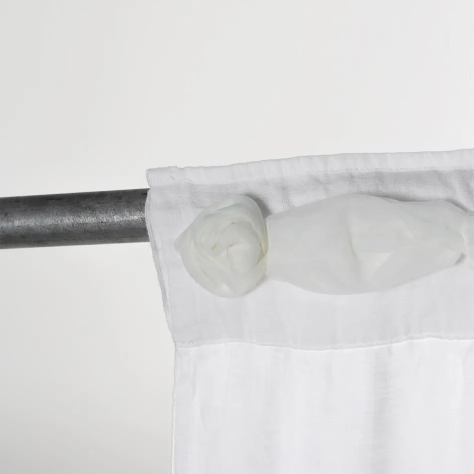 Biała lniana zasłona z haftem z organzy i odrapanym wzorem Made in Italy - Marpessa Viadurini