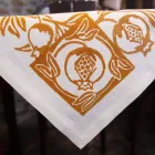 Obrus lniany wysokiej jakości z nadrukiem włoskiej sztuki ręcznej - marki Viadurini