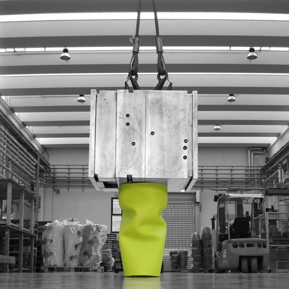 Matowy kolorowy wazon z polietylenu na zewnątrz Made in Italy - Proud Viadurini