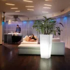 Wysoki wazon wewnętrzny z białego polietylenu Made in Italy - Devid Viadurini