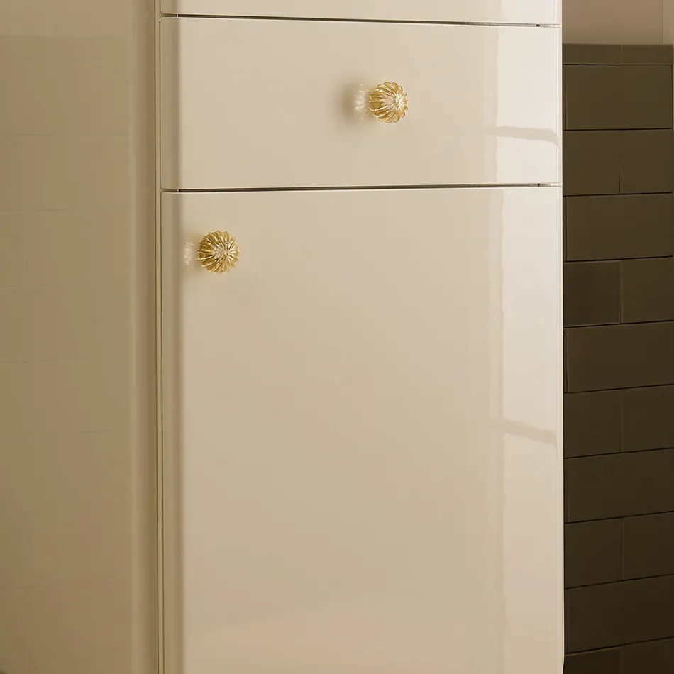 Jednokolorowa witryna z wewnętrznymi szklanymi półkami Made in Italy - Candy Viadurini