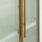 Drewniana witryna z blatem i zaokrąglonymi wkładami z 2 drzwiami i 2 szufladami - Rachel Viadurini