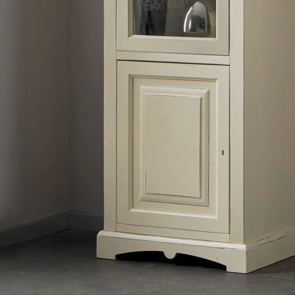 Drewniana witryna z patynowanym wykończeniem w kolorze kości słoniowej. Wyprodukowano we Włoszech - Fosta Viadurini